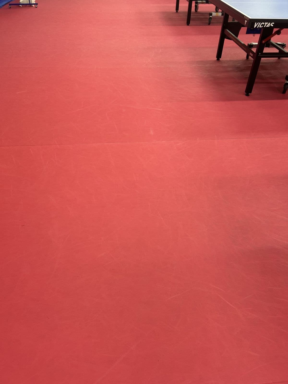 オリンピック仕様の赤いスポーツマットの床
